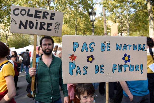 Climate Rally - Paris Following the 8,000 deaths during the heatwaves, a march for the climate, life and social justice brought together several thousand demonstrators in Paris, France on September 26, 2026. Photo by Alain Apaydin ABACAPRESS Paris France  Copyright: xApaydinxAlain ABACAx
