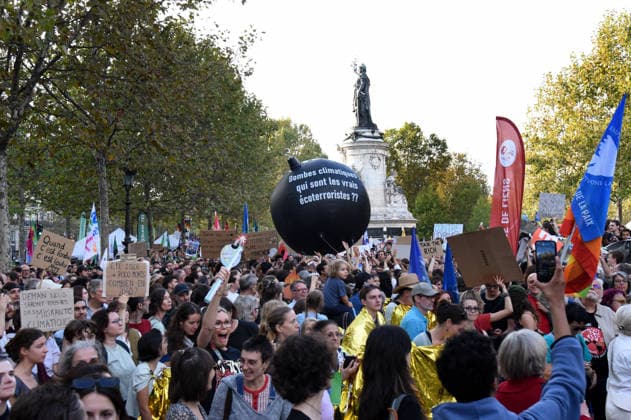 Climate Rally - Paris Following the 8,000 deaths during the heatwaves, a march for the climate, life and social justice brought together several thousand demonstrators in Paris, France on September 26, 2026. Photo by Alain Apaydin ABACAPRESS Paris France  Copyright: xApaydinxAlain ABACAx