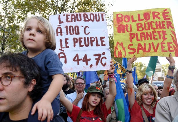Climate Rally - Paris Following the 8,000 deaths during the heatwaves, a march for the climate, life and social justice brought together several thousand demonstrators in Paris, France on September 26, 2026. Photo by Alain Apaydin ABACAPRESS Paris France  Copyright: xApaydinxAlain ABACAx