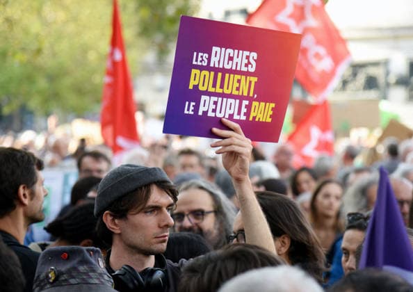 Climate Rally - Paris Following the 8,000 deaths during the heatwaves, a march for the climate, life and social justice brought together several thousand demonstrators in Paris, France on September 26, 2026. Photo by Alain Apaydin ABACAPRESS Paris France  Copyright: xApaydinxAlain ABACAx