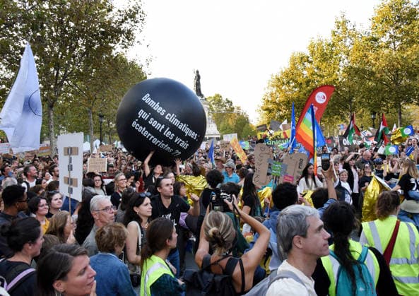 Climate Rally - Paris Following the 8,000 deaths during the heatwaves, a march for the climate, life and social justice brought together several thousand demonstrators in Paris, France on September 26, 2026. Photo by Alain Apaydin ABACAPRESS Paris France  Copyright: xApaydinxAlain ABACAx