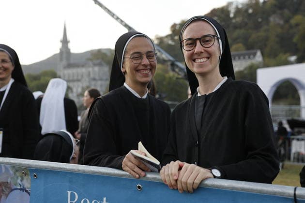 Visit to France of Pope Leo XIV - Mass at Lourdes Sanctuary Faithful gather ahead of the Pope Leo XIV mass at Prairie at the Lourdes sanctuary, southwestern France, on September 27, 2026. Pope Leo XIV makes a historic apostolic journey of four days to France scheduled for September 25 to 28, 2026. Photo by Margot Le Gonidec ABACAPRESS.COM Lourdes France  Copyright: xLexGonidecxMargot ABACAx