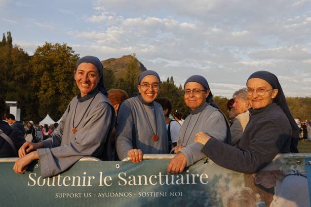Visit to France of Pope Leo XIV - Mass at Lourdes Sanctuary Faithful gather ahead of the Pope Leo XIV mass at Prairie at the Lourdes sanctuary, southwestern France, on September 27, 2026. Pope Leo XIV makes a historic apostolic journey of four days to France scheduled for September 25 to 28, 2026. Photo by Margot Le Gonidec ABACAPRESS.COM Lourdes France  Copyright: xLexGonidecxMargot ABACAx