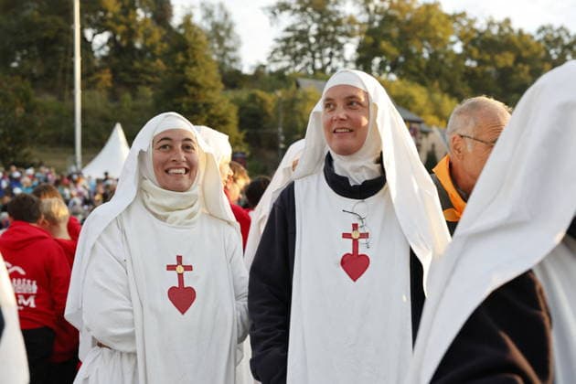 Visit to France of Pope Leo XIV - Mass at Lourdes Sanctuary Faithful gather ahead of the Pope Leo XIV mass at Prairie at the Lourdes sanctuary, southwestern France, on September 27, 2026. Pope Leo XIV makes a historic apostolic journey of four days to France scheduled for September 25 to 28, 2026. Photo by Margot Le Gonidec ABACAPRESS.COM Lourdes France  Copyright: xLexGonidecxMargot ABACAx