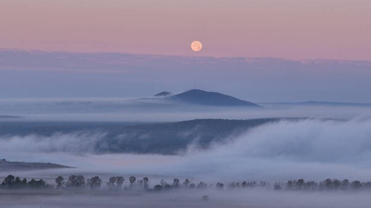 (260927) -- HARBIN, Sept. 27, 2026 -- A drone photo taken on Sept. 27, 2026 shows the full moon in the sky over Heihe, northeast China s Heilongjiang Province. (Photo by Xinhua) CHINA-HEILONGJIANG-MOON (CN) LiuxChengshan 