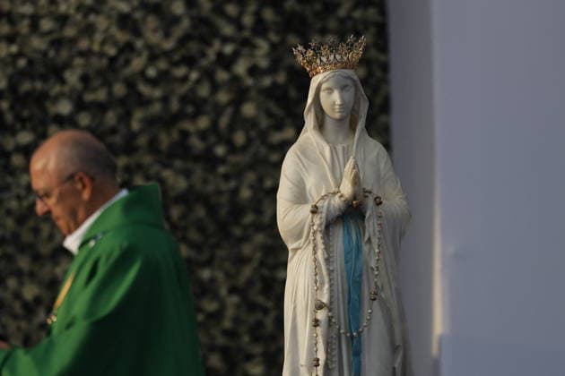 Visit to France of Pope Leo XIV - Mass at Lourdes Sanctuary Faithful gather ahead of the Pope Leo XIV mass at Prairie at the Lourdes sanctuary, southwestern France, on September 27, 2026. Pope Leo XIV makes a historic apostolic journey of four days to France scheduled for September 25 to 28, 2026. Photo by Margot Le Gonidec ABACAPRESS.COM Lourdes France  Copyright: xLexGonidecxMargot ABACAx
