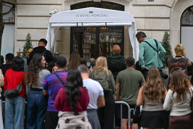 Celine Dion Leaves Royal Monceau - Paris Celine Dion spend time with fans before going to the venue, hotel Royal Monceau in Paris, France on September 26, 2026. Photo by Lionel Urman ABACAPRESS.COM Paris France  Copyright: xUrmanxLionel ABACAx