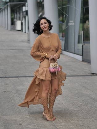 IPA89023498 - Milan, Milan Women s Fashion Week: Spring Summer 2026 2027 - Women s Fashion, Spring Summer 2026–2027 - Ermanno Scervinoi fashion show - Pictured: Guest  Copyright: xLucaxPontix xLucaPonti IpaAgencyx IPA89023498