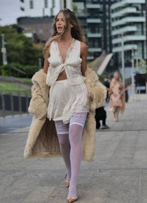 IPA89023661 - Milan, Milan Women s Fashion Week: Spring Summer 2026 2027 - Women s Fashion, Spring Summer 2026–2027 - Ermanno Scervinoi fashion show - Pictured: Guest  Copyright: xLucaxPontix xLucaPonti IpaAgencyx IPA89023661