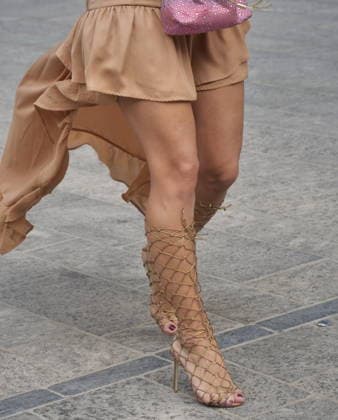 IPA89023513 - Milan, Milan Women s Fashion Week: Spring Summer 2026 2027 - Women s Fashion, Spring Summer 2026–2027 - Ermanno Scervinoi fashion show - Pictured: Guest  Copyright: xLucaxPontix xLucaPonti IpaAgencyx IPA89023513