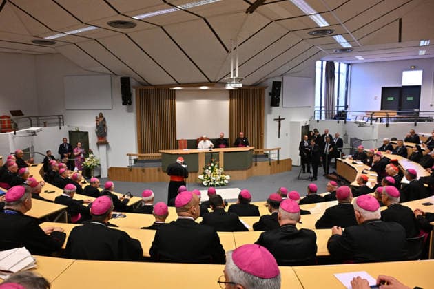 POPE LEO XIV MEETS BISHOPS OF FRANCE IN LOURDES France, Lourdes, Vatican, 2026 9 27 Pope Leo XIV meets with the Bishops of the French Bishops Conference at the Sainte-Bernadette hemicycle of the Sanctuary of Our Lady of Lourdes. EDITORIAL USE ONLY - NO BOOKS Copyright: xALESSIAxGIULIANI xCatholicxPressxPhotox