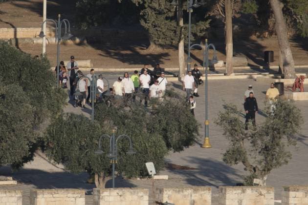 Israelis force entry into Al-Aqsa Mosque complex under police escort during Sukkot holiday JERUSALEM - SEPTEMBER 27: Groups of Israeli settlers, accompanied by heavily armed Israeli police personnel, tour the courtyards of the Al-Aqsa Mosque complex during the Jewish festival of Sukkot (Feast of Tabernacles) in Jerusalem on September 27, 2026. Gazi Samad Anadolu Jerusalem Israel. Editorial use only. Please get in touch for any other usage.  Copyright: x2026xAnadoluxGazixSamadx