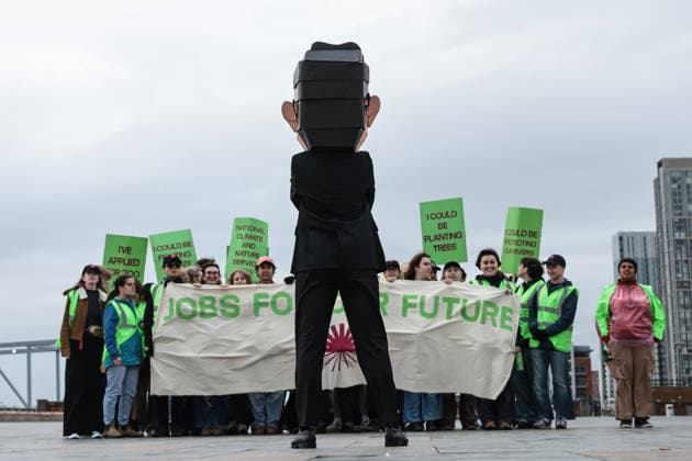 Labour Party Annual Conference 2026 A young activist wearing a Papier-mache Andy Burnham The UK Prime Minister head protests about jobs for our future with colleagues during the Labour Party Annual Conference 2026 at Convention Centre, Liverpool, United Kingdom on 27 September 2026 (Photo by Mark Cosgrove News Images) Liverpool Convention Centre Merseyside United Kingdom Copyright: xMarkxCosgrove NewsxImagesx
