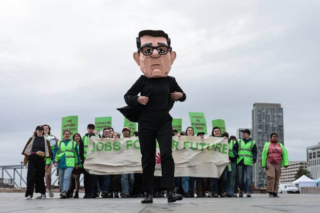 Labour Party Annual Conference 2026 A young activist wearing a Papier-mache Andy Burnham The UK Prime Minister head protests about jobs for our future with colleagues during the Labour Party Annual Conference 2026 at Convention Centre, Liverpool, United Kingdom on 27 September 2026 (Photo by Mark Cosgrove News Images) Liverpool Convention Centre Merseyside United Kingdom Copyright: xMarkxCosgrove NewsxImagesx