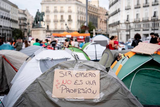 500 people spend the night at Madrid’s Puerta del Sol after camping out to demand the Maricarmen decree. Numerous people carrying banners with the slogan Being a landlord is not a profession gather in front of department stores to demand the passage of a housing decree at the Puerta del Sol, on September 27, 2026, in Madrid, Spain. 500 people spent the night at Madrid’s Puerta del Sol this Sunday after camping out in about a hundred tents all night, according to figures provided by the Government Delegation to Europa Press, to demand the approval of a housing decree—which they have dubbed the Maricarmen Decree — at the Council of Ministers meeting to be held on Tuesday, September 29, 2026. SEPTEMBER 27, 2026 CAMP-OUT IN MADRID, SPAIN Copyright: xA.xPÃ rezxMecax 7803864