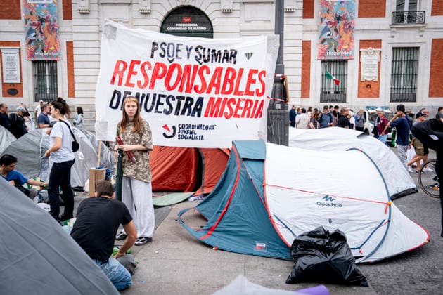 500 people spend the night at Madrid’s Puerta del Sol after camping out to demand the Maricarmen decree. Numerous people carrying signs reading PSOE and Sumar: Responsible for Our Misery gather in tents at the Puerta del Sol to demand the passage of a housing decree, on September 27, 2026, in Madrid, Spain. 500 people spent the night in Madrid’s Puerta del Sol this Sunday after camping out in about a hundred tents all night, according to figures provided by the Government Delegation to Europa Press, to demand the approval of a housing decree—which they have dubbed the Maricarmen Decree — at the Council of Ministers meeting to be held on Tuesday, September 29, 2026. SEPTEMBER 27, 2026 CAMP-OUT IN MADRID, SPAIN Copyright: xA.xPÃ rezxMecax 7803865