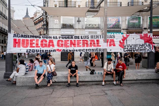 500 people spend the night at Madrid’s Puerta del Sol after camping out to demand the Maricarmen decree. Numerous people carrying banners with the slogan End the Power of Rentiers—General Strike Now are gathering at department stores to demand the passage of a housing decree, at Puerta del Sol, on September 27, 2026, in Madrid, Spain. 500 people woke up this Sunday at Madrid’s Puerta del Sol after camping out in about a hundred tents all night, according to figures provided by the Government Delegation to Europa Press, to demand the approval of a housing decree—which they have dubbed the Maricarmen Decree — at the Council of Ministers meeting to be held on Tuesday, September 29, 2026. SEPTEMBER 27, 2026 CAMP-OUT IN Madrid, Spain Copyright: xA.xPÃ rezxMecax 7803867