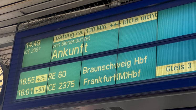 Hanover, Lower Saxony, Germany, Europe Electronic passenger information displays at the main station show significant delays in rail service. Several regional and long-distance trains are listed as having significant delays, including one expected to be delayed by approximately 130 minutes, as well as other delay Copyright: xx