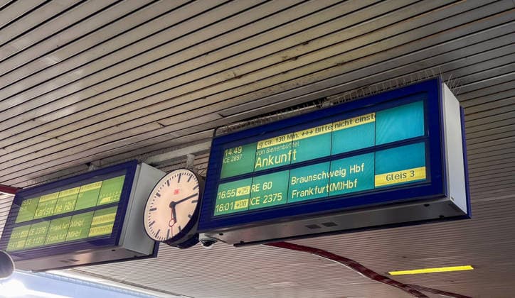 Hanover, Lower Saxony, Germany, Europe: Electronic passenger information displays and the station clock at Hanover Central Station show significant delays in regional and long-distance rail service. Several train connections are shown to have significant delays, including delays of up to approximately 130 minutes. Stock photo of rail Copyright: xAymanxAlahmedx