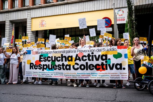 Suicide Prevention Rally in Madrid: A large crowd gathered for the National Suicide Prevention Rally in front of the Ministry of Health on September 27, 2026, in Madrid, Spain. The rally was organized under the slogan Active Listening, Collective Response, coinciding with Suicide Awareness Month. September 27, 2026, on foot in Madrid, Madrid, Spain  Copyright: xA.xPÃ rezxMecax 7803958