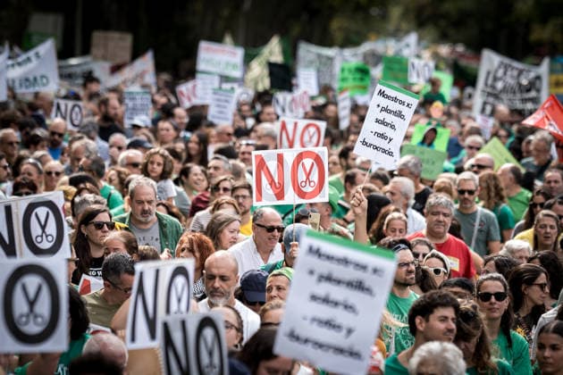 Protest in Support of Madrid’s Public Education System: A large crowd gathered during a protest in support of the public education system on September 27, 2026, in Madrid, Spain. The educational community of the Community of Madrid—comprising teachers, families, and students—has organized the demonstration under the slogan In Defense of Public Education to demand a reduction in class sizes, school schedules that allow for adequate attention to students, an increase in staffing levels, and solutions to excessive bureaucratic burdens. SEPTEMBER 27, 2026 Diego Radamé Madrid, Madrid, Spain Copyright: xDiegoxRadamà sx 7804022