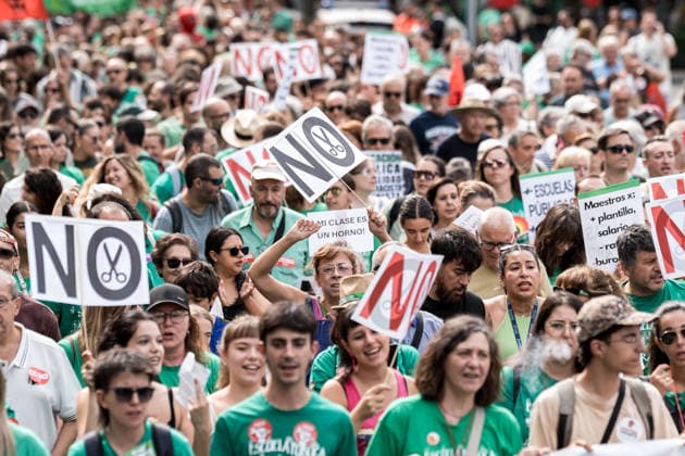Protest in Support of Madrid’s Public Education System: A large crowd gathered during a protest in support of the public education system on September 27, 2026, in Madrid, Spain. The educational community of the Community of Madrid—comprising teachers, families, and students—has organized the demonstration under the slogan In Defense of Public Education to demand a reduction in class sizes, school schedules that allow for adequate attention to students, an increase in staffing levels, and solutions to excessive bureaucratic burdens. SEPTEMBER 27, 2026 Diego Radamé Madrid, Madrid, Spain Copyright: xDiegoxRadamà sx 7804023
