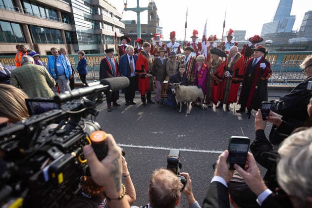 Woolmens Sheep Drive and Livery Fair 2026 on Southwark Bridge, London, UK 27 September 2026 Gloria Hunniford OBE leads the Woolmens Sheep Drive across Southwark Bridge, London, UK, on 27 September 2026. The broadcaster, who became a Freeman of the City of London earlier this year, led the annual drive to mark 80 years in entertainment, joined by Master Woolman David Hopkins, Lady Mayor Dame Susan Langley and Sheriffs of the City of London in aid of the Woolmen s Charity and the Lord Mayor s Appeal., Credit:PETE SPELLER Avalon  Copyright: xPETExSPELLERx xAvalonx 1138620782