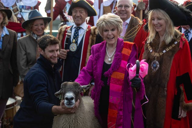 Woolmens Sheep Drive and Livery Fair 2026 on Southwark Bridge, London, UK 27 September 2026 Gloria Hunniford OBE leads the Woolmens Sheep Drive across Southwark Bridge, London, UK, on 27 September 2026. The broadcaster, who became a Freeman of the City of London earlier this year, led the annual drive to mark 80 years in entertainment, joined by Master Woolman David Hopkins, Lady Mayor Dame Susan Langley and Sheriffs of the City of London in aid of the Woolmen s Charity and the Lord Mayor s Appeal., Credit:PETE SPELLER Avalon  Copyright: xPETExSPELLERx xAvalonx 1138620797