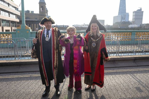 Woolmens Sheep Drive and Livery Fair 2026 on Southwark Bridge, London, UK 27 September 2026 Gloria Hunniford OBE leads the Woolmens Sheep Drive across Southwark Bridge, London, UK, on 27 September 2026. The broadcaster, who became a Freeman of the City of London earlier this year, led the annual drive to mark 80 years in entertainment, joined by Master Woolman David Hopkins, Lady Mayor Dame Susan Langley and Sheriffs of the City of London in aid of the Woolmen s Charity and the Lord Mayor s Appeal., Credit:PETE SPELLER Avalon  Copyright: xPETExSPELLERx xAvalonx 1138620862