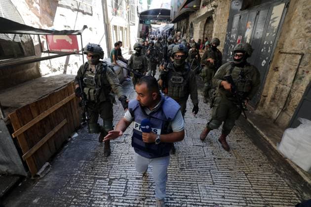 September 27, 2026, Nablus, Palestine, State of: NABLUS, OCCUPIED WEST BANK, SEPTEMBER 27, 2026: Israeli soldiers patrol the Old City of Nablus in the occupied West Bank. Nablus Palestine, State of - ZUMAq101 20260927_zna_q101_016 Copyright: xNedalxShtiehx