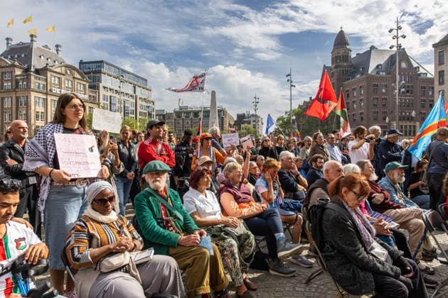 AMSTERDAM Demonstrators participate in the National Peace Protest. The protest on Dam Square and the subsequent march were organized by the Stop War Fever movement, a coalition of progressive organizations concerned about, among other things, rising defense spending. DINGENA MOL ANP netherlands out - belgium out  Copyright: xx x570384080x originalFilename: 570384080.jpg