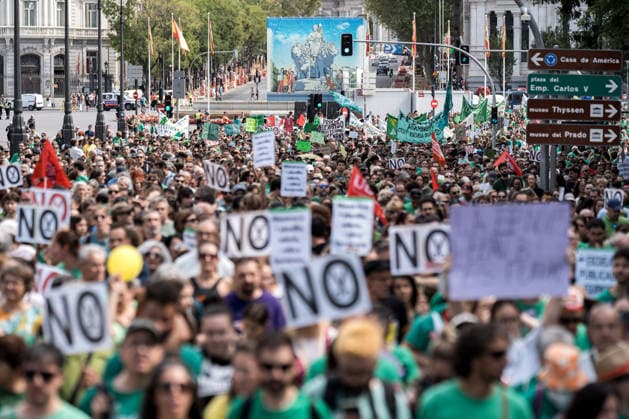 Protest in Support of Madrid’s Public Education System: A large crowd gathered during a protest in support of the public education system on September 27, 2026, in Madrid, Spain. The educational community of the Community of Madrid—comprising teachers, families, and students—has organized the demonstration under the slogan In Defense of Public Education to demand a reduction in class sizes, school schedules that allow for adequate attention to students, an increase in staffing levels, and solutions to excessive bureaucracy. SEPTEMBER 27, 2026 Diego Radamé Madrid, Madrid, Spain Copyright: xDiegoxRadamà sx 7804086