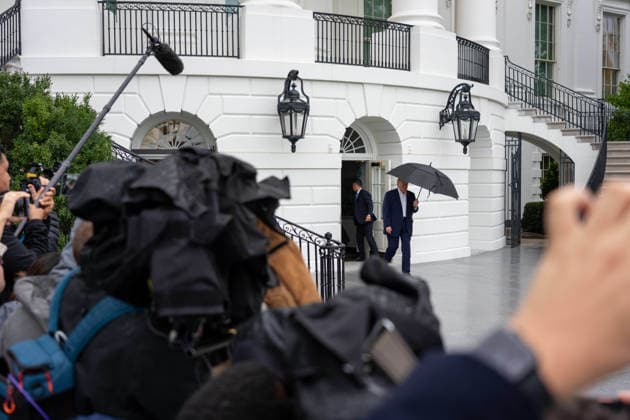 September 27, 2026, Washington, District Of Columbia, USA: President DONALD TRUMP speaks to the press before he departs the White House on marine One Washington USA - ZUMAs365 20260927_znp_s365_001 Copyright: xJoeyxSussmanx