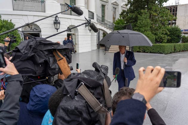 September 27, 2026, Washington, District Of Columbia, USA: President DONALD TRUMP speaks to the press before he departs the White House on marine One Washington USA - ZUMAs365 20260927_znp_s365_003 Copyright: xJoeyxSussmanx