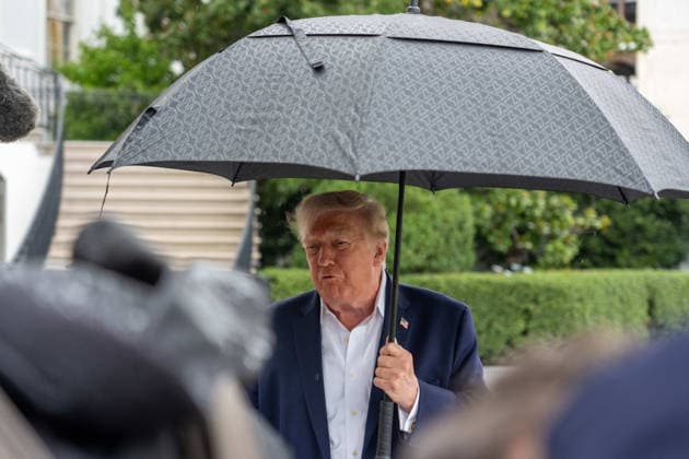 September 27, 2026, Washington, District Of Columbia, USA: President DONALD TRUMP speaks to the press before he departs the White House on marine One Washington USA - ZUMAs365 20260927_znp_s365_005 Copyright: xJoeyxSussmanx