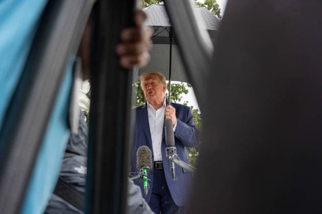 September 27, 2026, Washington, District Of Columbia, USA: President DONALD TRUMP speaks to the press before he departs the White House on marine One Washington USA - ZUMAs365 20260927_znp_s365_006 Copyright: xJoeyxSussmanx