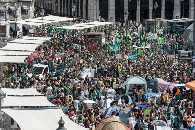 Protest for Public Education in Madrid: Numerous people participating in a protest in support of the public education system join those camping out at Puerta del Sol on September 27, 2026, in Madrid, Spain. The educational community of the Community of Madrid—comprising teachers, families, and students—has organized the demonstration under the slogan In Defense of Public Education to demand a reduction in class sizes, school schedules that allow for adequate attention to students, an increase in staffing levels, and solutions to excessive bureaucratic burdens. SEPTEMBER 27, 2026 CAMP-OUT DECREE ON HOUSING MARICARMEN DECREE Diego Radamé Madrid Madrid, Spain Copyright: xDiegoxRadamà sx 7804223