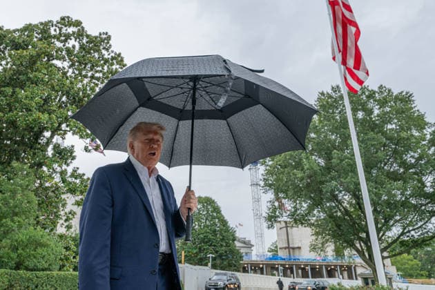 September 27, 2026, Washington, District Of Columbia, United States: U.S. President DONALD TRUMP speaks to members of the press on the South Lawn of the White House before departing for Illinois to attend the final round of the Presidents Cup at Medinah Country Club. Washington United States - ZUMAk206 20260927_znp_k206_003 Copyright: xMattxKaminskyx