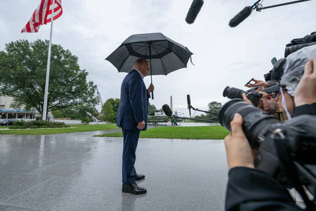 September 27, 2026, Washington, District Of Columbia, United States: U.S. President DONALD TRUMP speaks to members of the press on the South Lawn of the White House before departing for Illinois to attend the final round of the Presidents Cup at Medinah Country Club. Washington United States - ZUMAk206 20260927_znp_k206_002 Copyright: xMattxKaminskyx