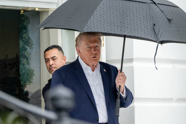 September 27, 2026, Washington, District Of Columbia, United States: U.S. President DONALD TRUMP walks across the South Lawn of the White House toward Marine One before departing for Illinois to attend the final round of the Presidents Cup at Medinah Country Club. Washington United States - ZUMAk206 20260927_znp_k206_009 Copyright: xMattxKaminskyx
