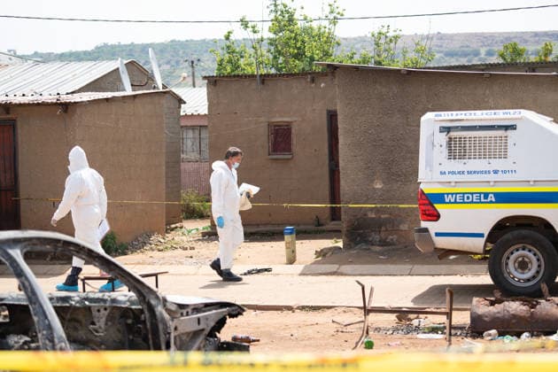(260927) -- WEDELA, Sept. 27, 2026 -- People work at the scene of a shooting incident in the mining township of Wedela in Gauteng Province, South Africa, Sept. 27, 2026. Seventeen people were killed Saturday night in a bar shooting in the mining township of Wedela in South Africa, local media reported on Sunday. (Photo by Xinhua) (SpotNews) SOUTH AFRICA-GAUTENG-SHOOTING INCIDENT RumanaxAkoob 