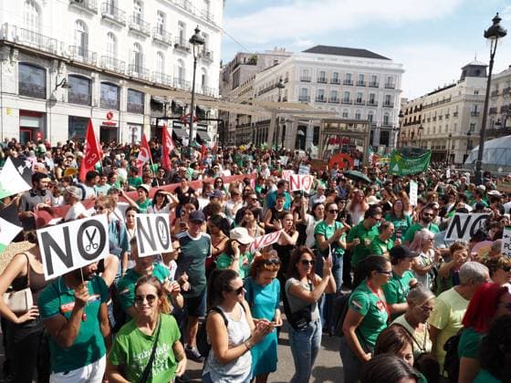 September 27, 2026, Madrid, Madrid, Spain: MADRID, SPAIN - SEPTEMBER 27: Thousands of people protest for improvements in public education and demand greater public investment, on September 27, 2026. Demonstrators marched from Atocha train station, passing by and briefly stopping at Madrid s City Hall in Plaza de Cibeles, before reaching Puerta del Sol, where the seat of the Presidency of the Community of Madrid is located. Madrid Spain - ZUMAh199 20260927_zip_h199_006 Copyright: xAaronxHerediax