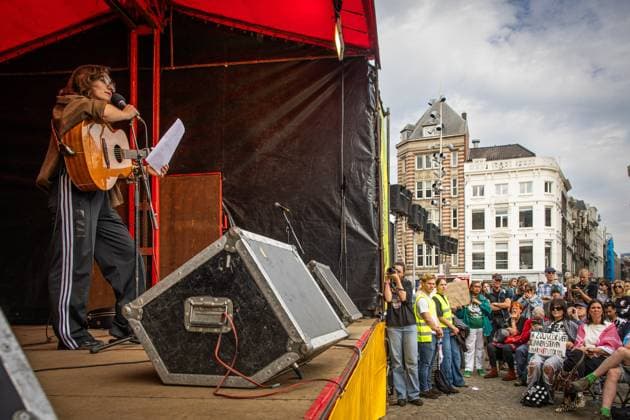 AMSTERDAM Eefje de Visser on stage during the National Peace Protest. The protest on Dam Square and the subsequent march were organized by the Stop War Fever movement, a coalition of progressive organizations concerned about, among other things, rising defense spending. DINGENA MOL ANP netherlands out - belgium out  Copyright: xx x570396980x originalFilename: 570396980.jpg