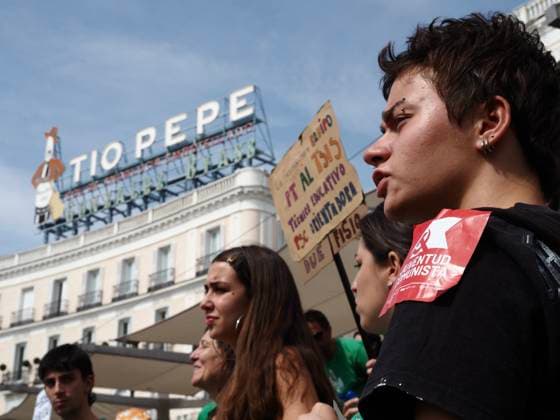 September 27, 2026, Madrid, Madrid, Spain: MADRID, SPAIN - SEPTEMBER 27: Thousands of people protest for improvements in public education and demand greater public investment, on September 27, 2026. Demonstrators marched from Atocha train station, passing by and briefly stopping at Madrid s City Hall in Plaza de Cibeles, before reaching Puerta del Sol, where the seat of the Presidency of the Community of Madrid is located. Madrid Spain - ZUMAh199 20260927_zip_h199_011 Copyright: xAaronxHerediax