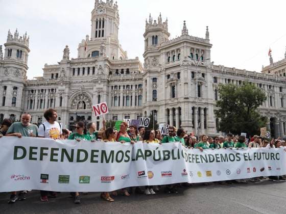 September 27, 2026, Madrid, Madrid, Spain: MADRID, SPAIN - SEPTEMBER 27: Thousands of people protest for improvements in public education and demand greater public investment, on September 27, 2026. Demonstrators marched from Atocha train station, passing by and briefly stopping at Madrid s City Hall in Plaza de Cibeles, before reaching Puerta del Sol, where the seat of the Presidency of the Community of Madrid is located. Madrid Spain - ZUMAh199 20260927_zip_h199_015 Copyright: xAaronxHerediax