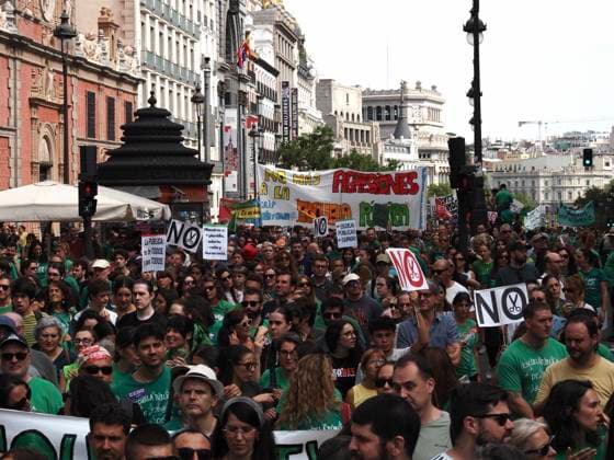 September 27, 2026, Madrid, Madrid, Spain: MADRID, SPAIN - SEPTEMBER 27: Thousands of people protest for improvements in public education and demand greater public investment, on September 27, 2026. Demonstrators marched from Atocha train station, passing by and briefly stopping at Madrid s City Hall in Plaza de Cibeles, before reaching Puerta del Sol, where the seat of the Presidency of the Community of Madrid is located. Madrid Spain - ZUMAh199 20260927_zip_h199_018 Copyright: xAaronxHerediax