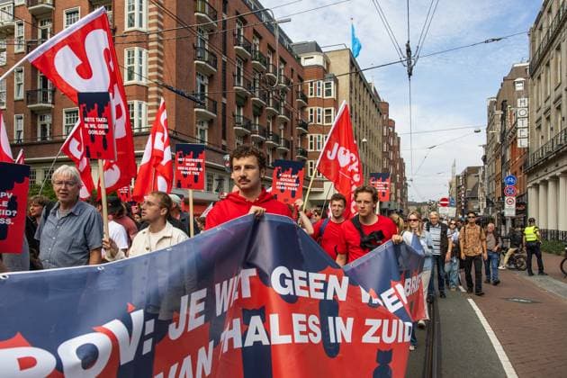 AMSTERDAM Demonstrators participate in the National Peace Protest. The protest on Dam Square and the subsequent march were organized by the Stop War Fever movement, a coalition of progressive organizations concerned about, among other things, rising defense spending. DINGENA MOL ANP netherlands out - belgium out  Copyright: xx x570397773x originalFilename: 570397773.jpg