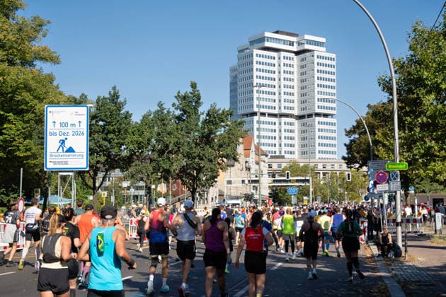 Berlin, September 27, 2026, 52nd BMW Berlin Marathon, Scenes from kilometer 31 on Hohenzollerndamm in the Wilmersdorf district