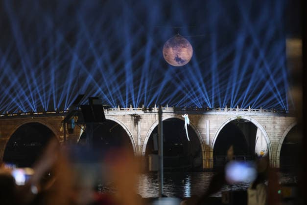 BEIJING, CHINA - SEPTEMBER 25: Performers take part in the 2026 Canal Culture Fashion Awards at the Beitan Waterfront Leisure Space in the city s sub-center on September 25, 2026 in Beijing, China. The event featured a floating island stage and an immersive audio-visual performance.  Copyright: xVCGx 111669997799