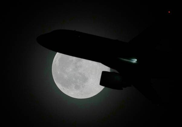 CHANGSHA, CHINA - SEPTEMBER 27: An airplane flies past the full moon after taking off from Changsha Huanghua International Airport on September 27, 2026 in Changsha, Hunan Province of China. The image was captured during the Mid-Autumn Festival holiday.  Copyright: xVCGx 111669998901